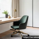 Home 20 미니멀 럭셔리 홈 오피스 인테리어 - A modern minimalist home office featuring a light wood desk with hidden drawers, a sleek ergonomic c...